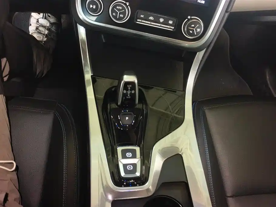 Lynk & Co 01 2017 2.0T 2WD Pro Shine Edition фото 16
