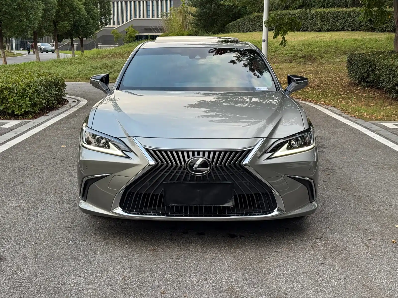 Photo 2 - Lexus ES