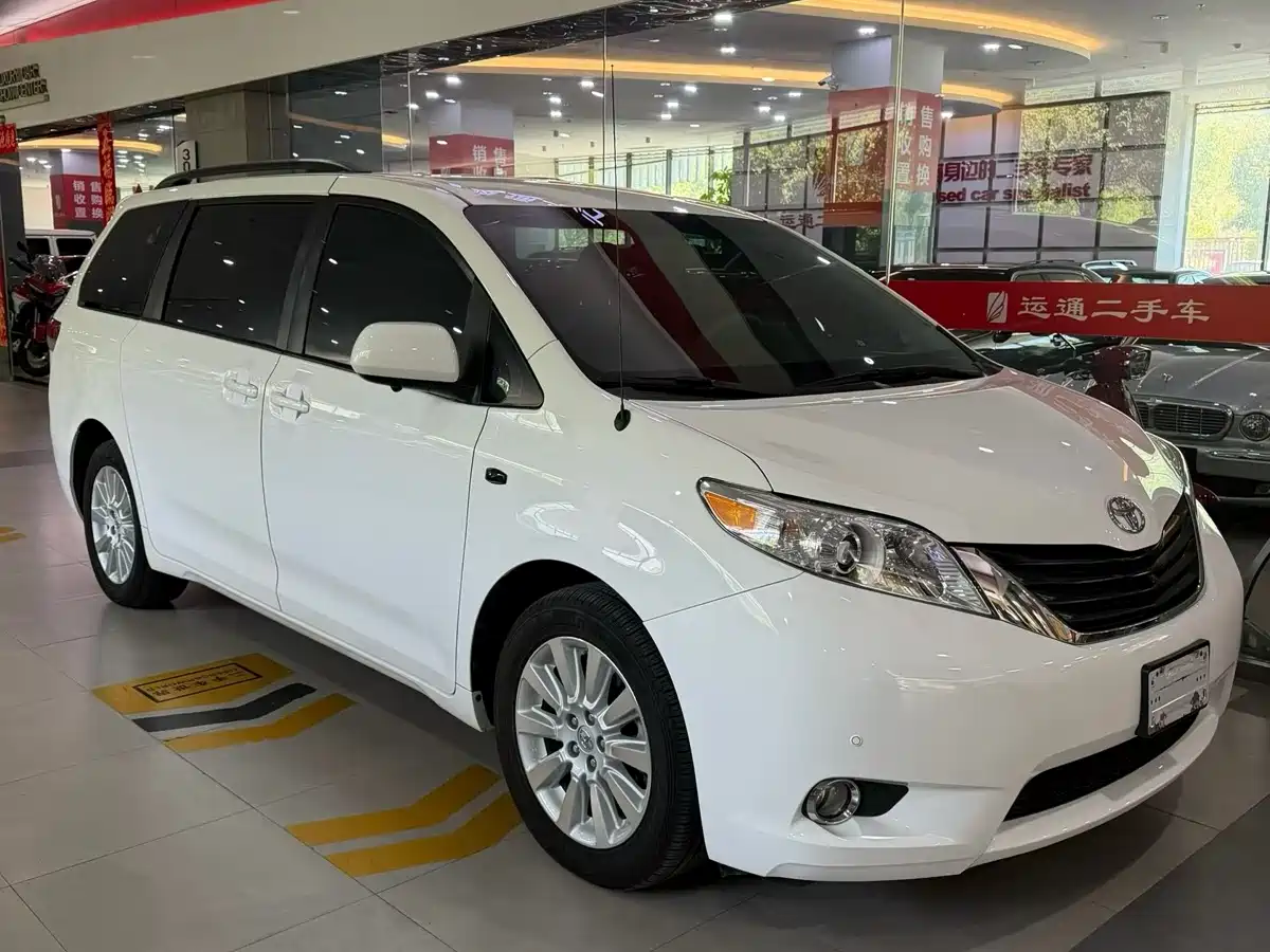 Toyota Sienna 2013 3.5L 4WD Automatic фото 2