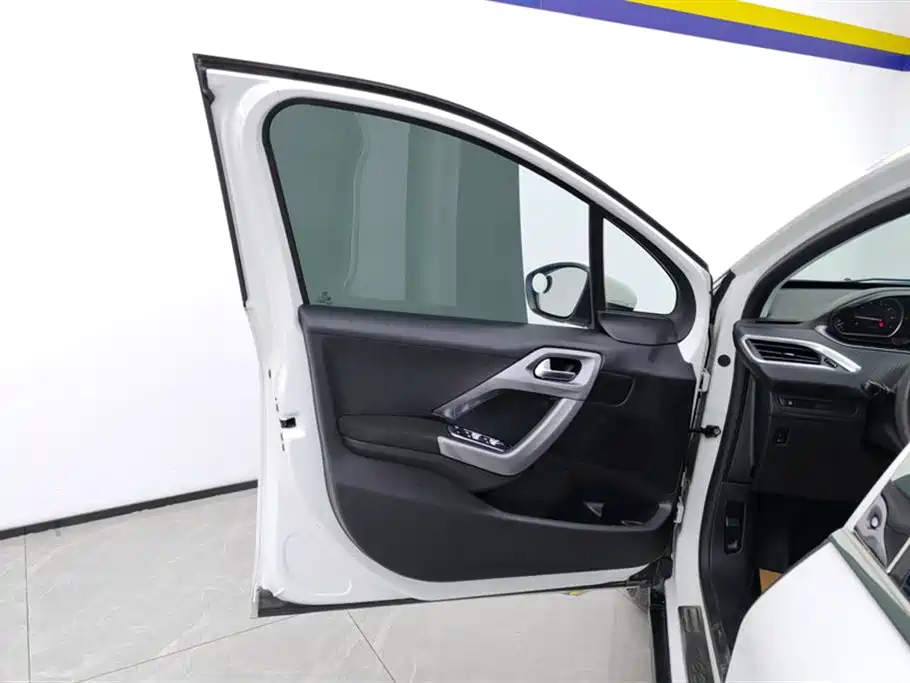 Peugeot 2008 2014 1.6L Automatic Fashion Edition фото 7