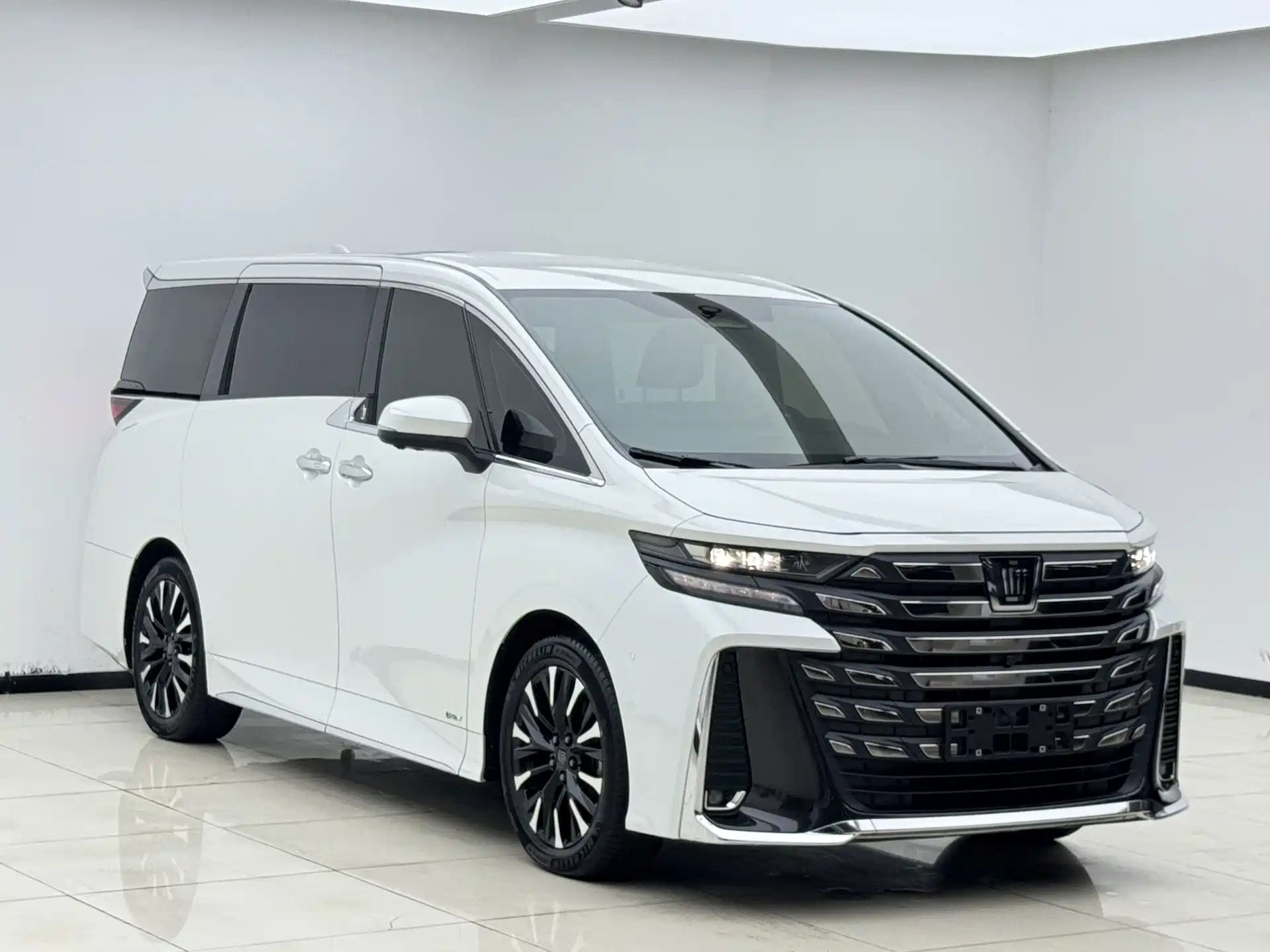 Photo 2 - Toyota Vellfire