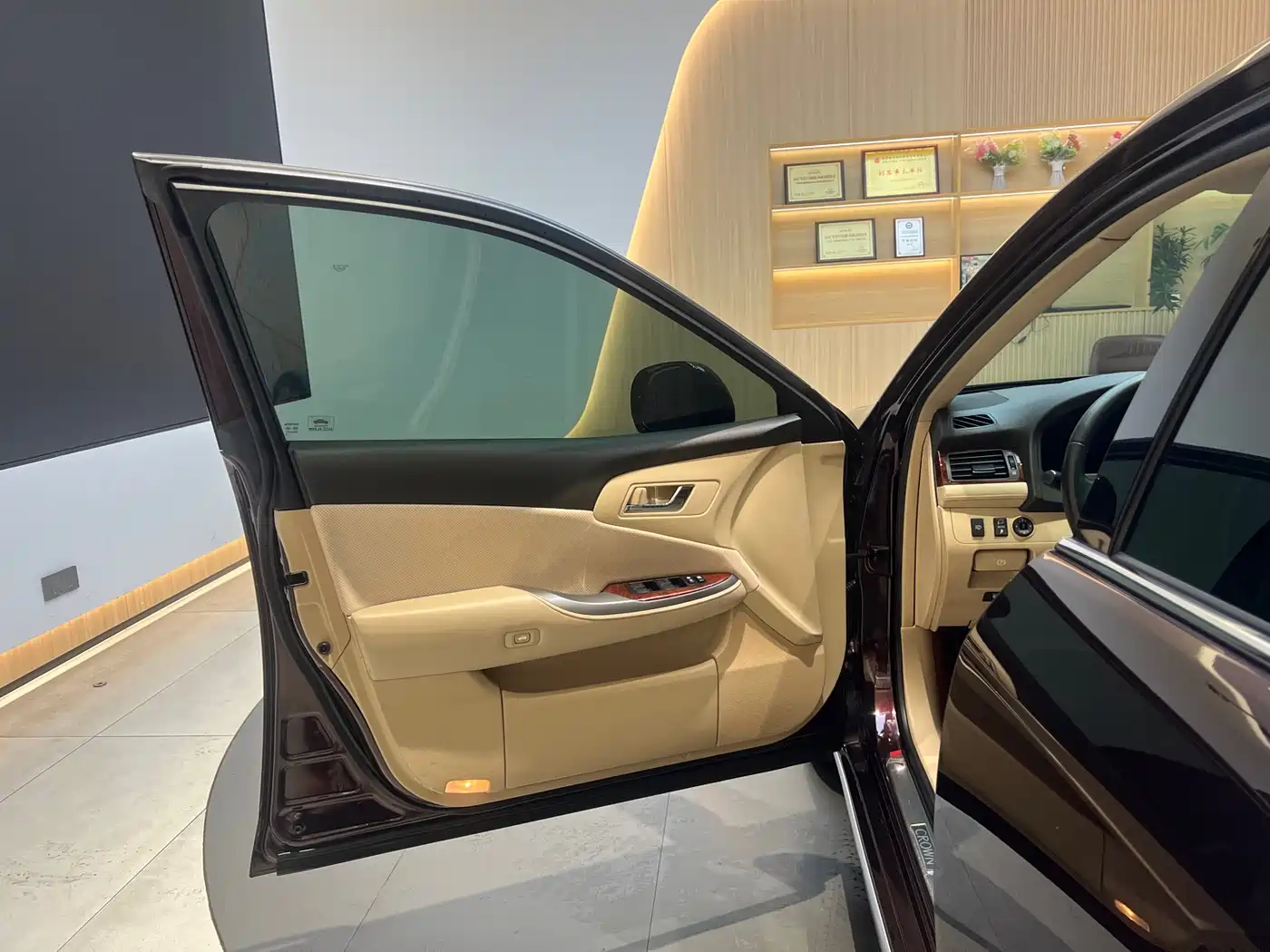 Toyota Crown 2012 2.5L Royal Navigation Edition фото 14