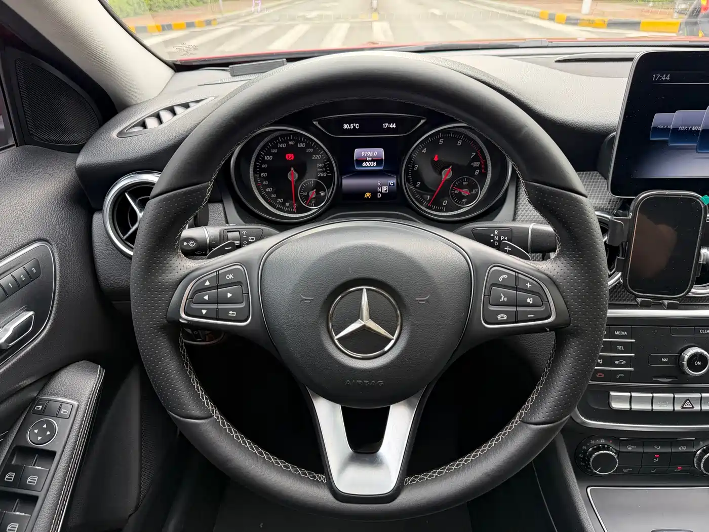 Mercedes-Benz GLA 2018 GLA 200 Dynamic фото 10