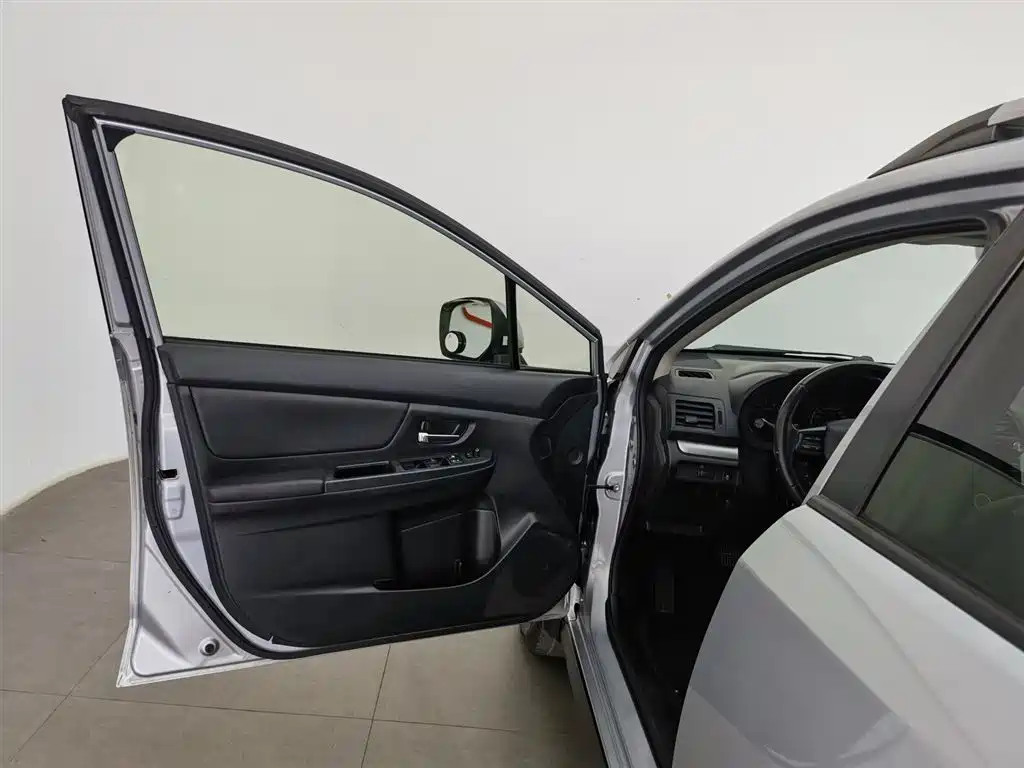 Subaru XV 2012 2.0i Luxury Edition фото 8
