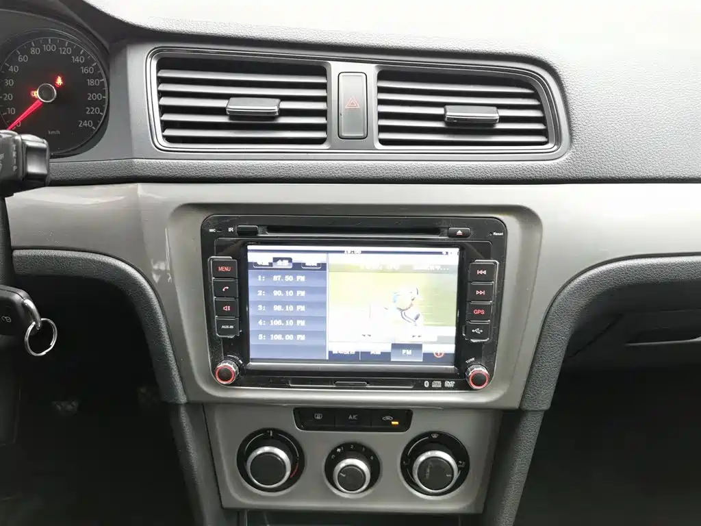 Volkswagen Lavida 2013 Facelift Classic 1.6L Manual Trend фото 12
