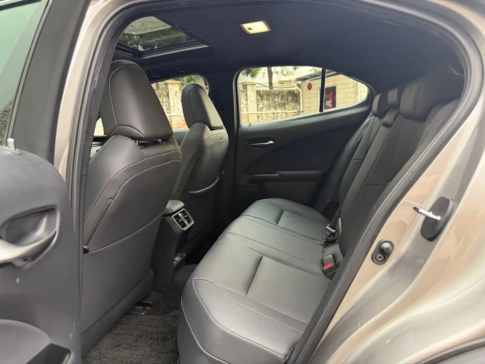 صورة 5 - Lexus UX Electric