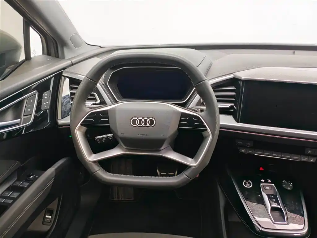 AUDI Q4 E TRON