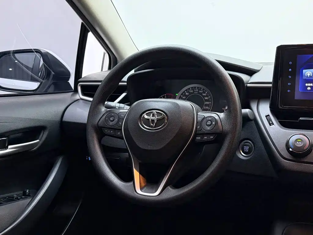 Фото 13 - Toyota Corolla
