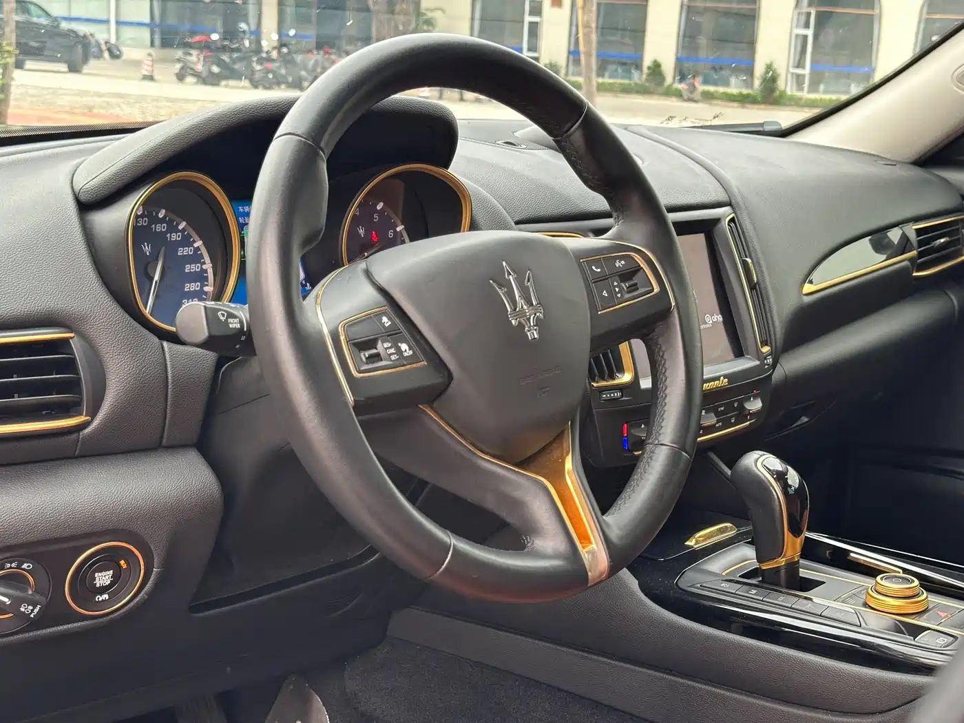 Maserati Levante 2018 3.0T Classic Edition фото 10