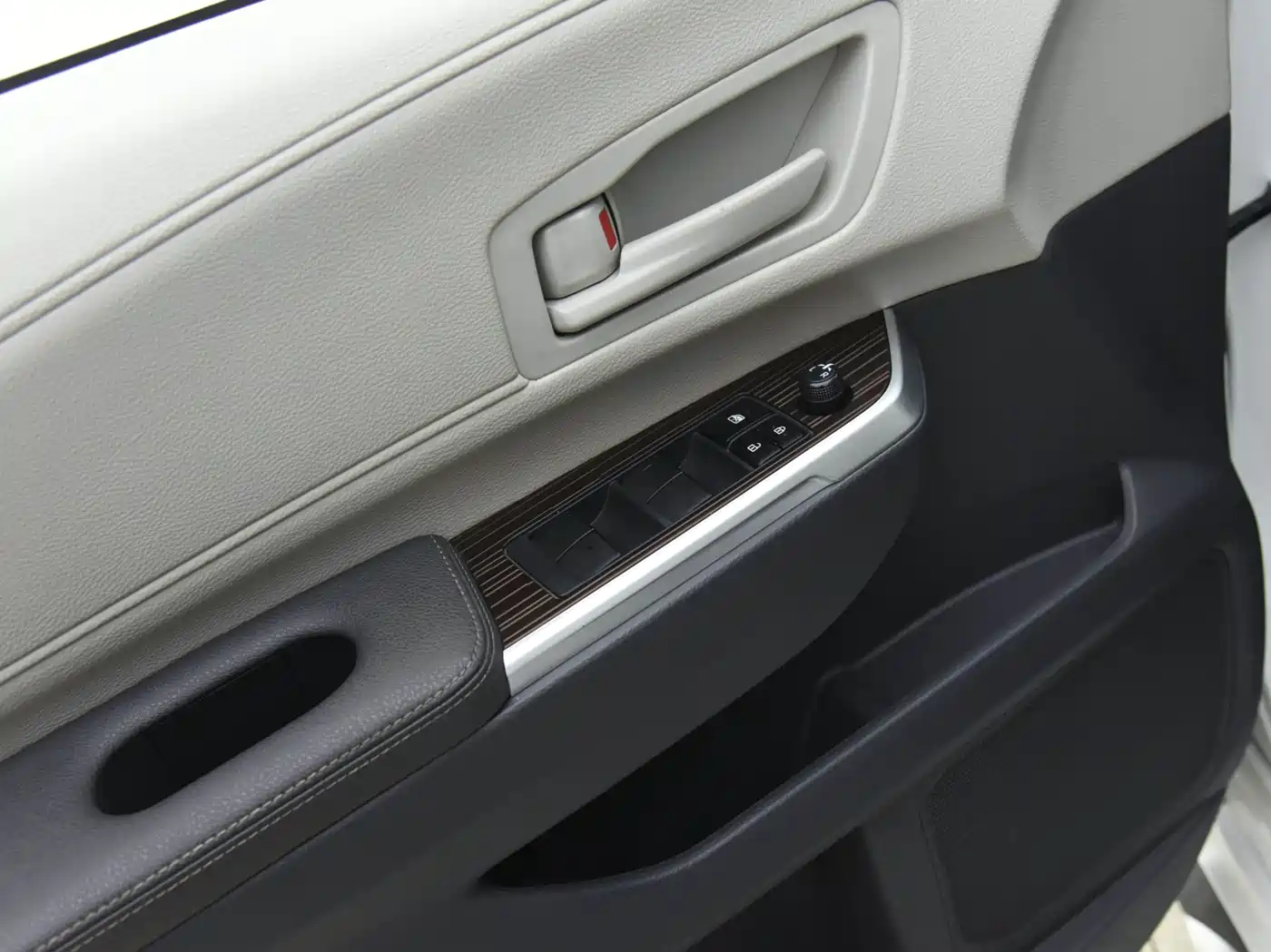 Toyota Granvia 2023 2.5L Hybrid Comfort Edition фото 15