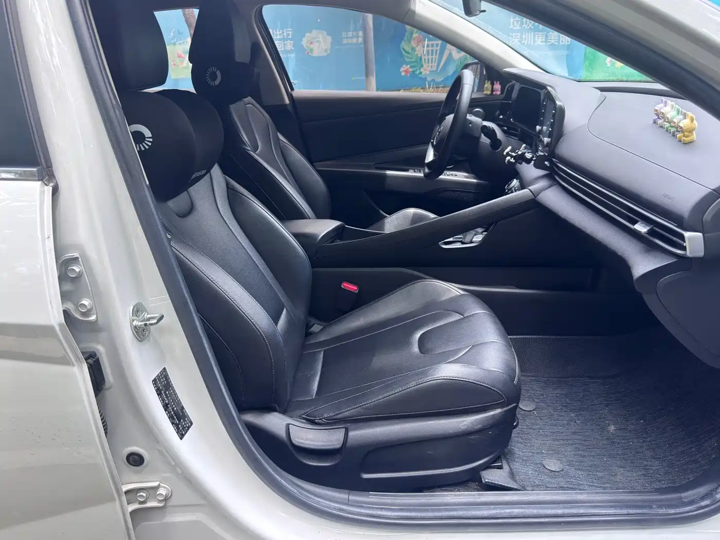 Photo 9 - Hyundai Elantra