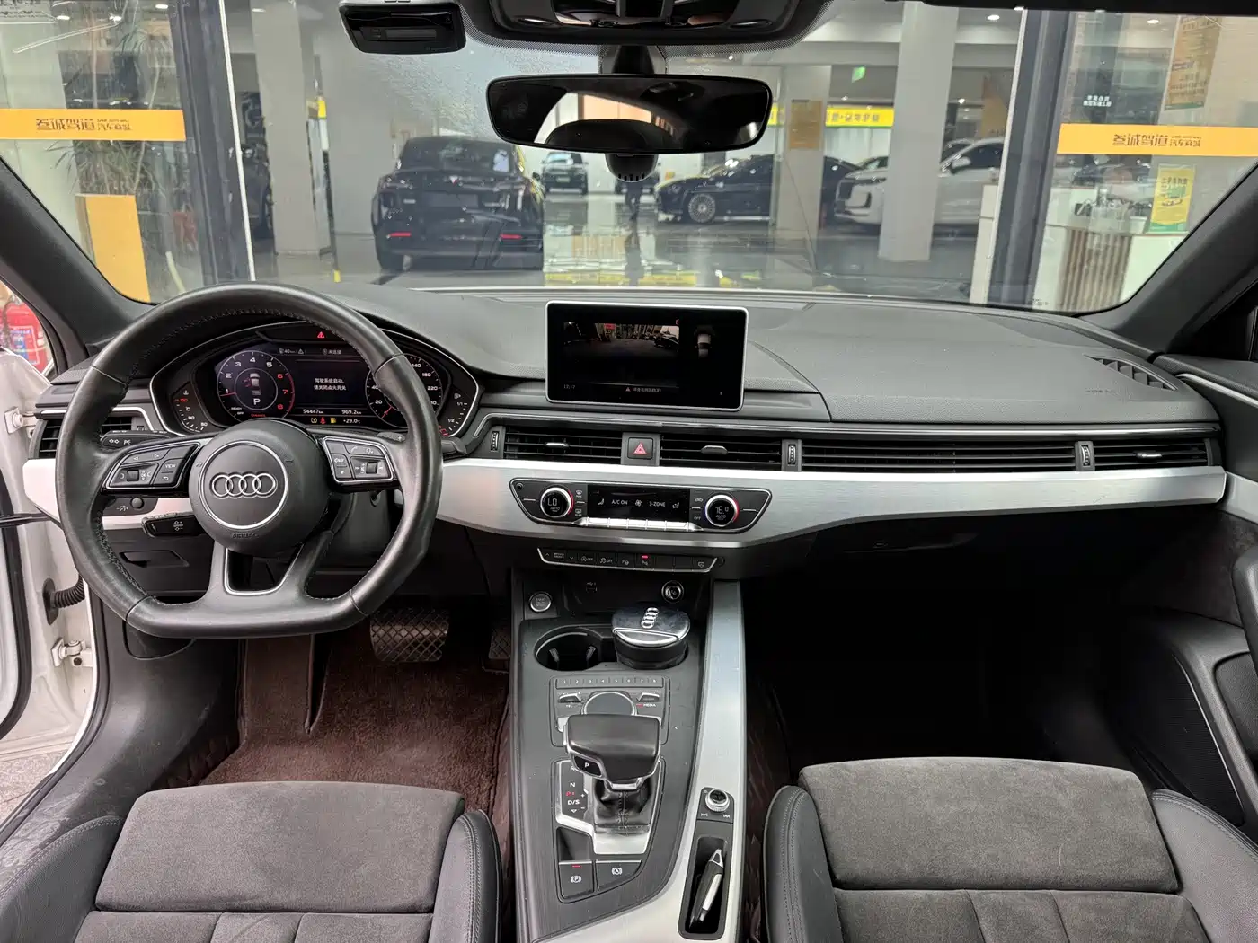 Фото 10 - Audi A4L