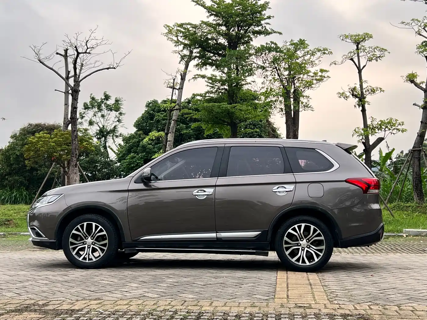 Mitsubishi Outlander 2016 2.4L 4WD Luxury Edition 7-seater фото 8