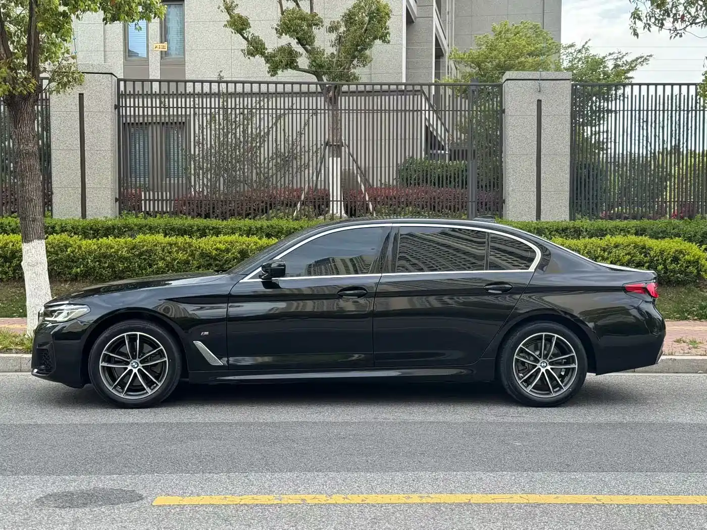 BMW 5 Series 2021 525Li M Sport Package фото 7