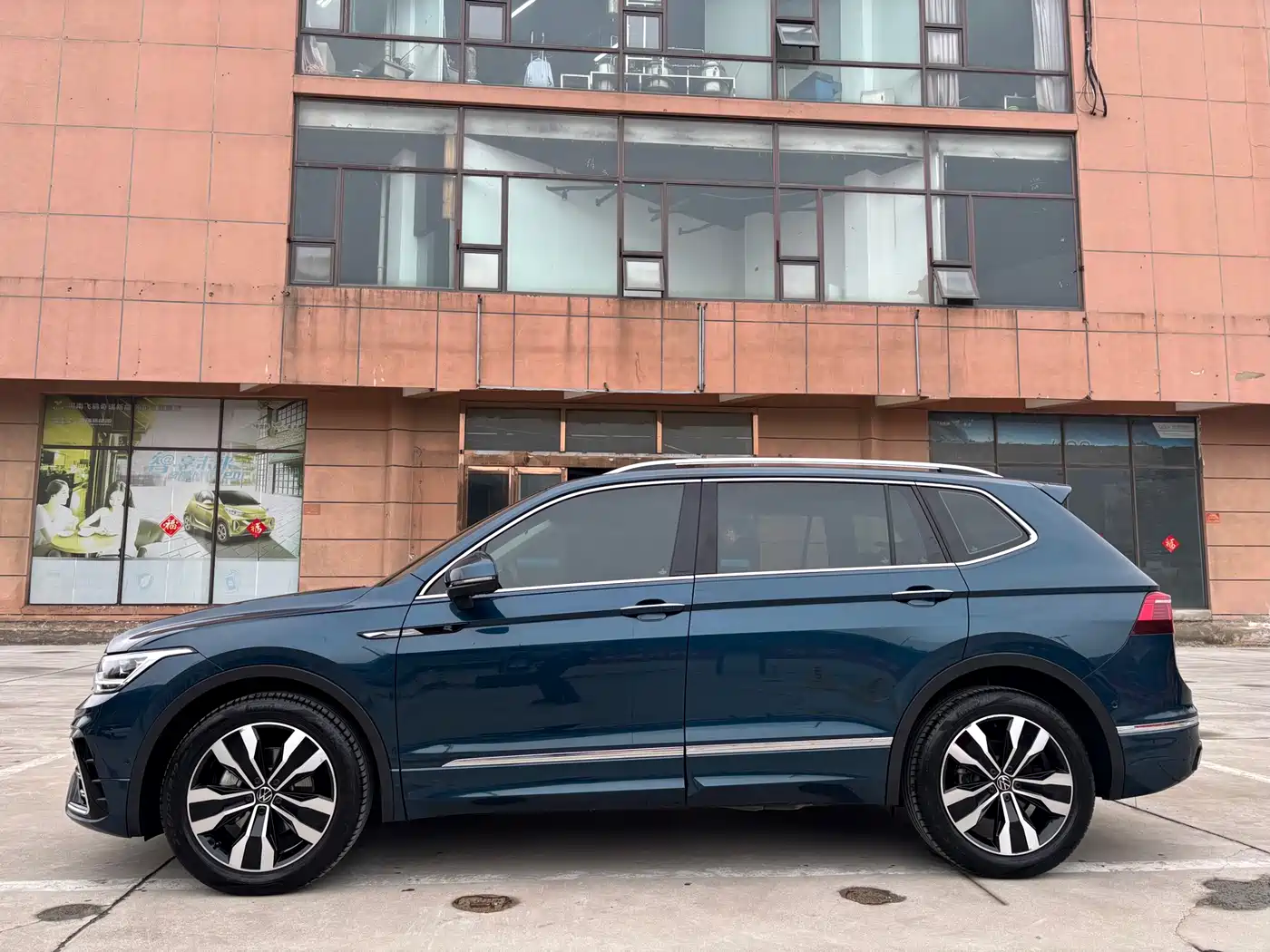 Volkswagen Tiguan L 2023 330TSI Auto 2WD R-Line Premium Edition фото 2