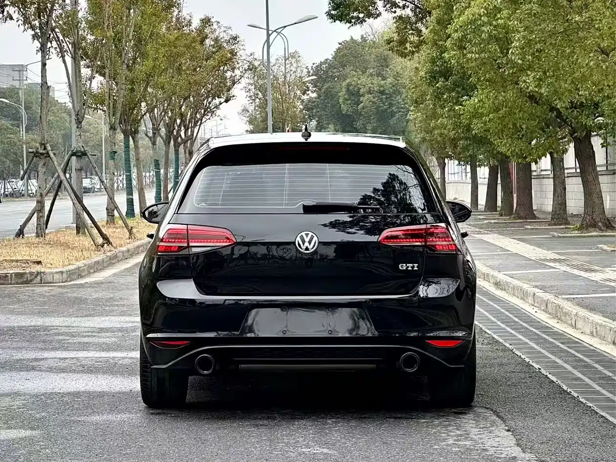 VOLKSWAGEN GOLF GTI