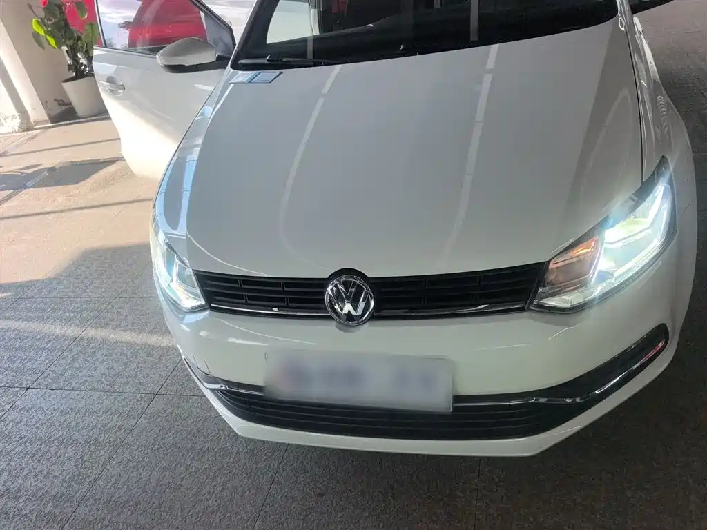 Volkswagen Polo 2014 1.6L Automatic Comfort Edition фото 3