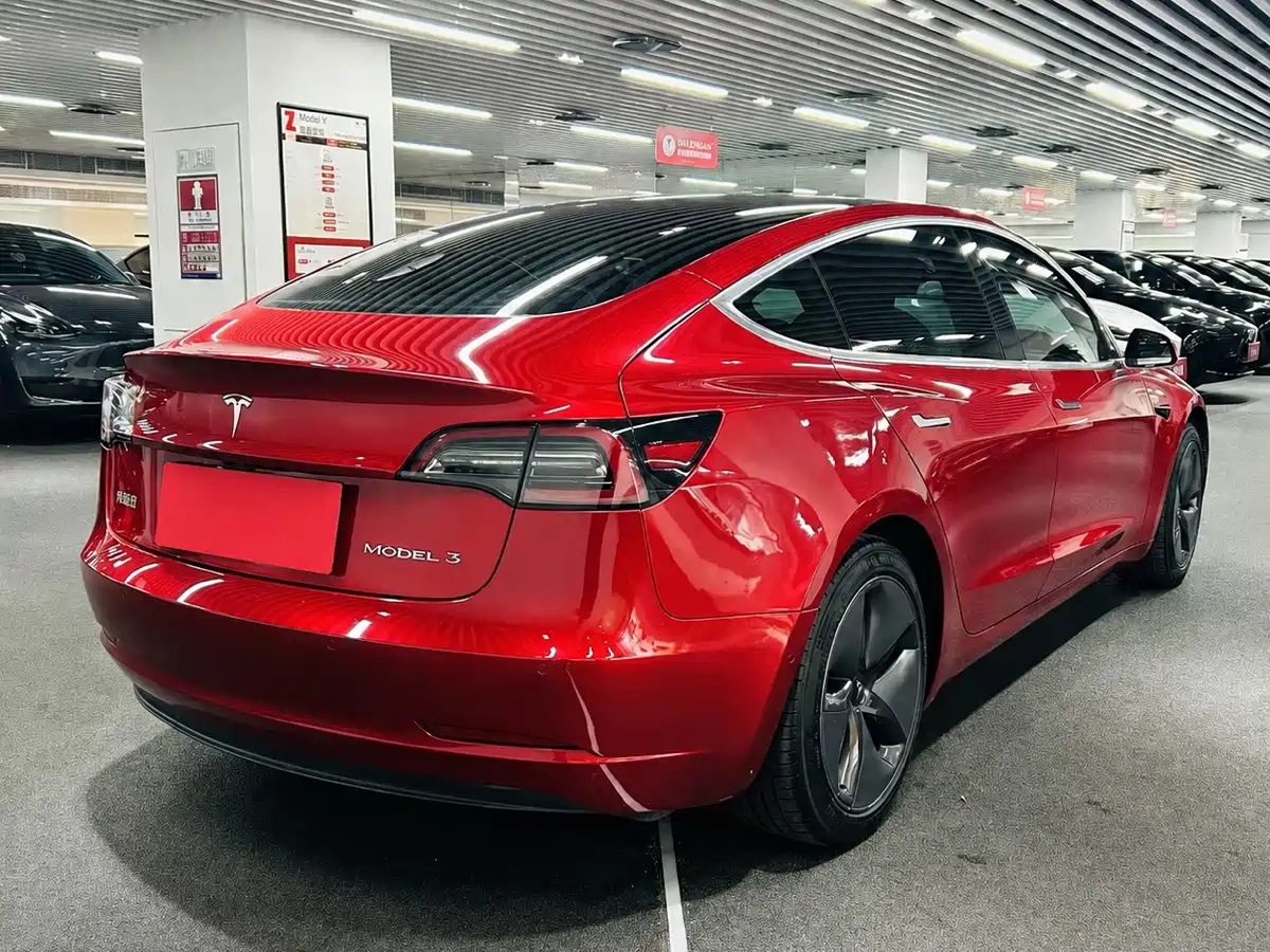 Фото 4 - Tesla Model 3