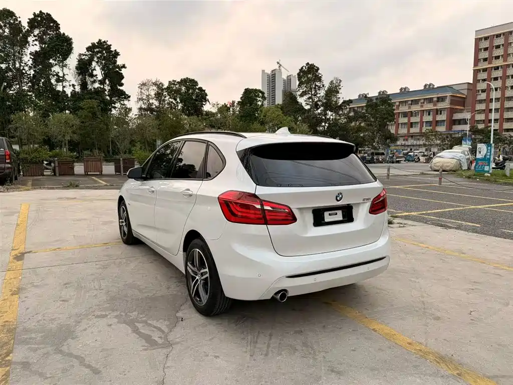 BMW 2 Series Touring 2016 218i Sport Design Package фото 6