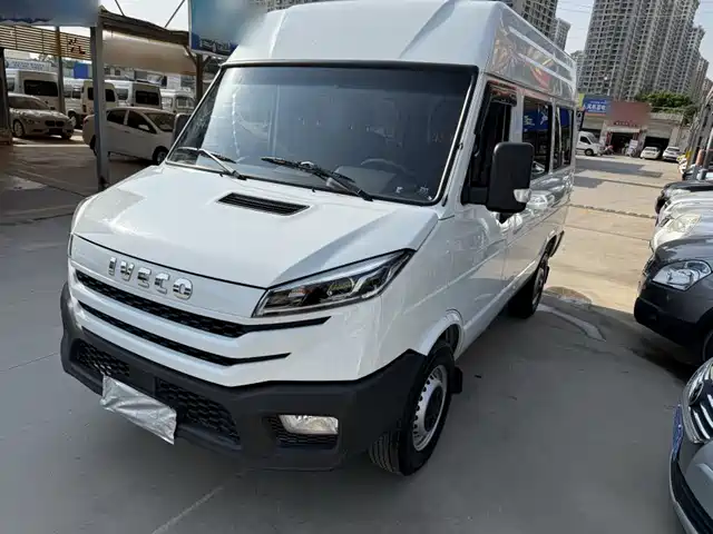 Iveco 得意 2.5T A35M1短轴低顶单胎侧拉门5-9座
