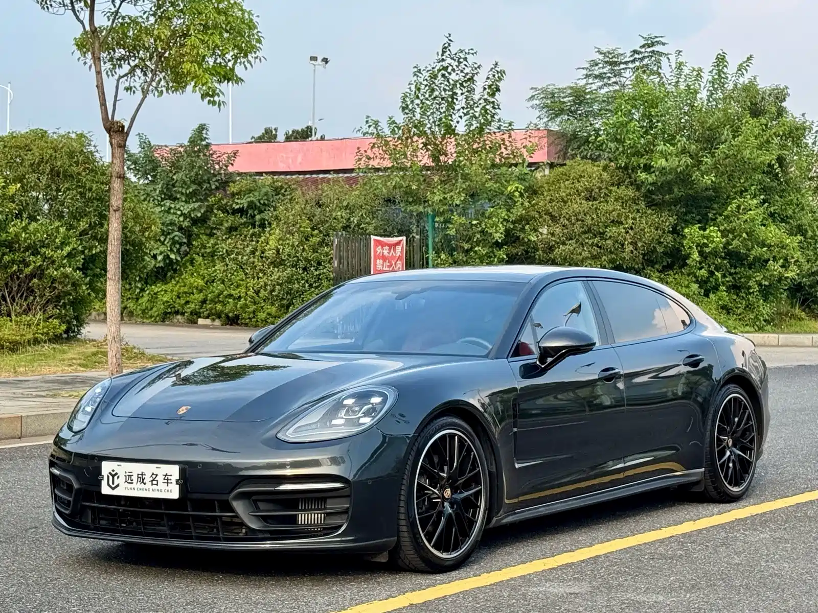 Фото 1 - Porsche Panamera