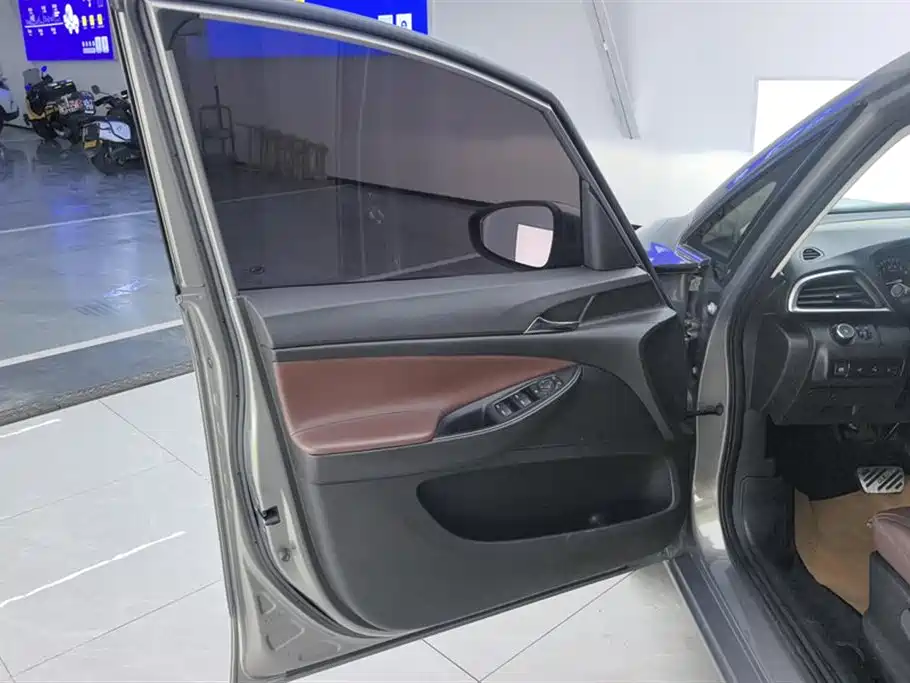 Buick GL6 2018 18T 6-Seater Premium фото 7