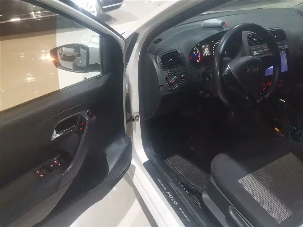 Volkswagen Polo 2016 1.4L Automatic Trend фото 16