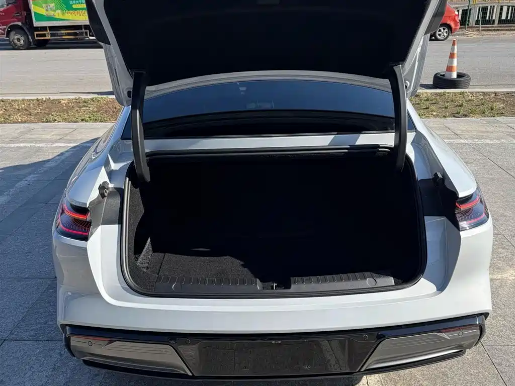 GEELY GALAXY GALAXY E8