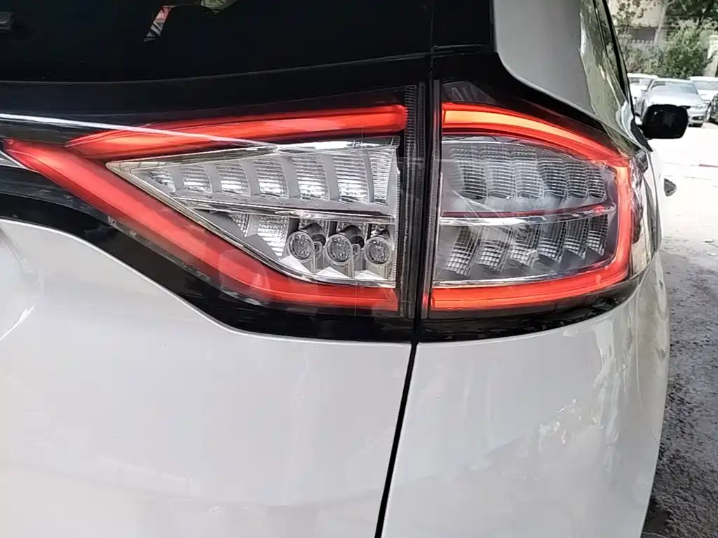 Photo 8 - Ford Edge