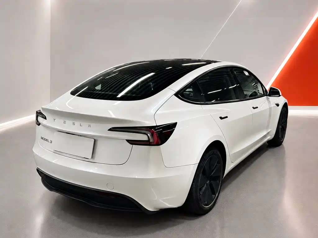 Фото 4 - Tesla Model 3