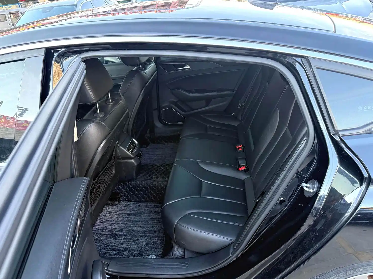 Фото 6 - Hongqi H5