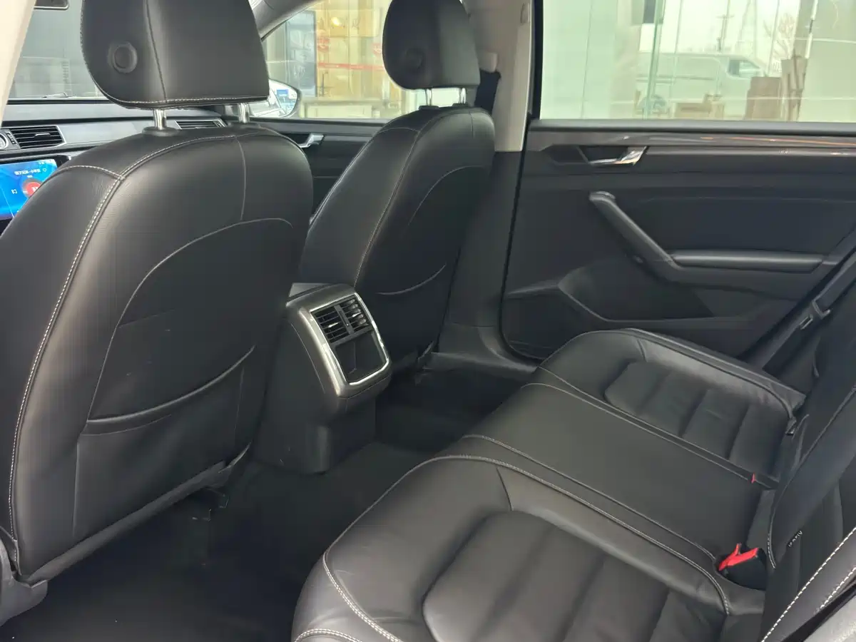 Volkswagen Passat 2017 330TSI DSG Prestige фото 9