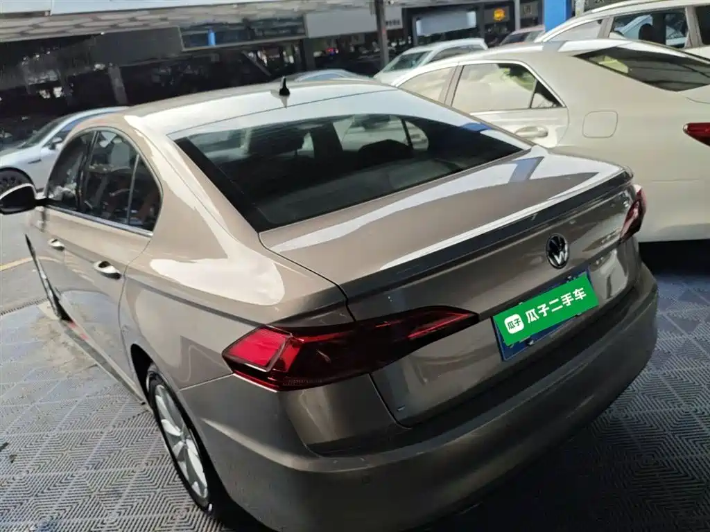 VOLKSWAGEN BORA