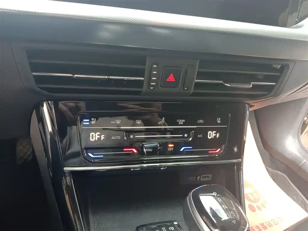 Volkswagen Passat 2022 330TSI Premium Edition фото 13