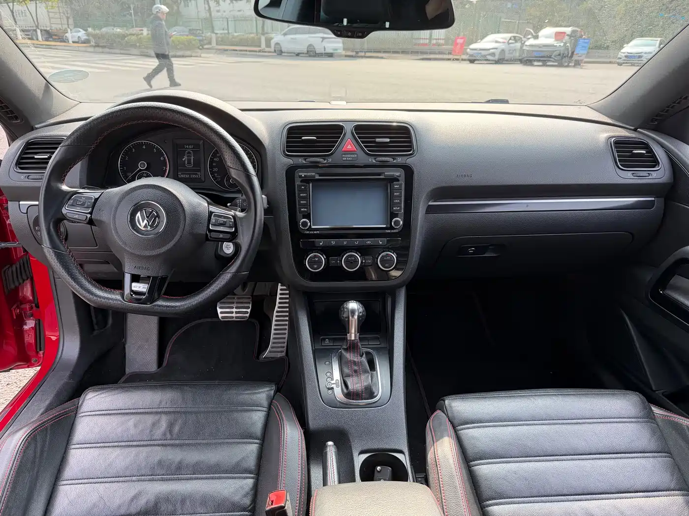 Volkswagen Scirocco 2011 2.0TSI Luxury фото 12