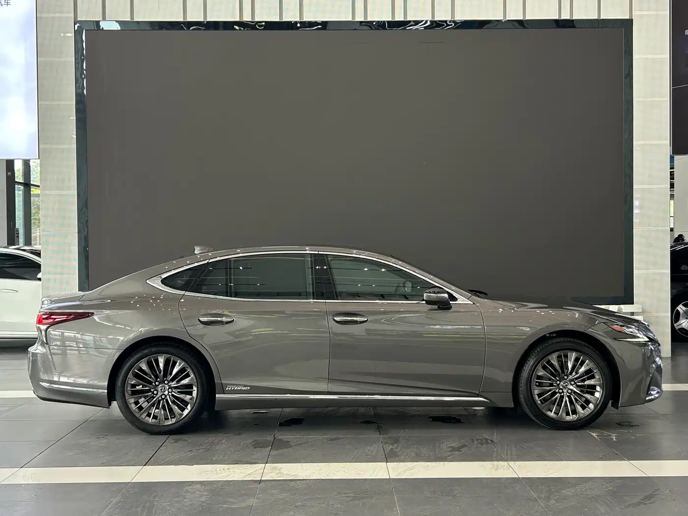Фото 23 - Lexus LS