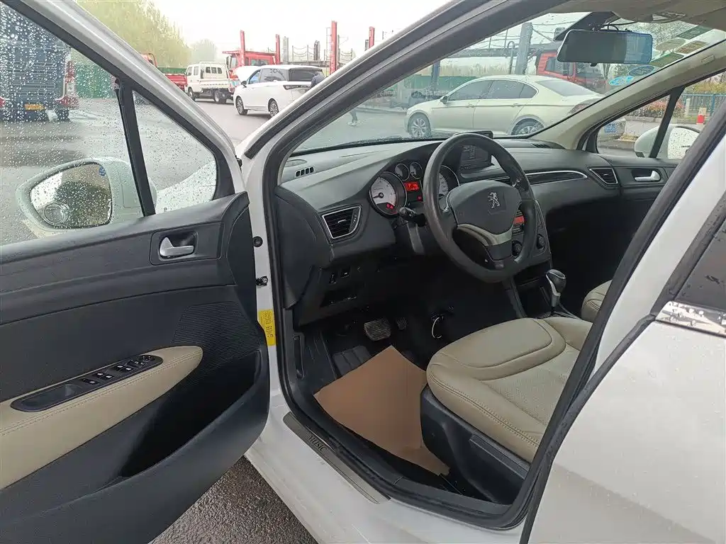 Peugeot 308 2014 Model Joy Edition Classic 1.6L Automatic Superior Style фото 16
