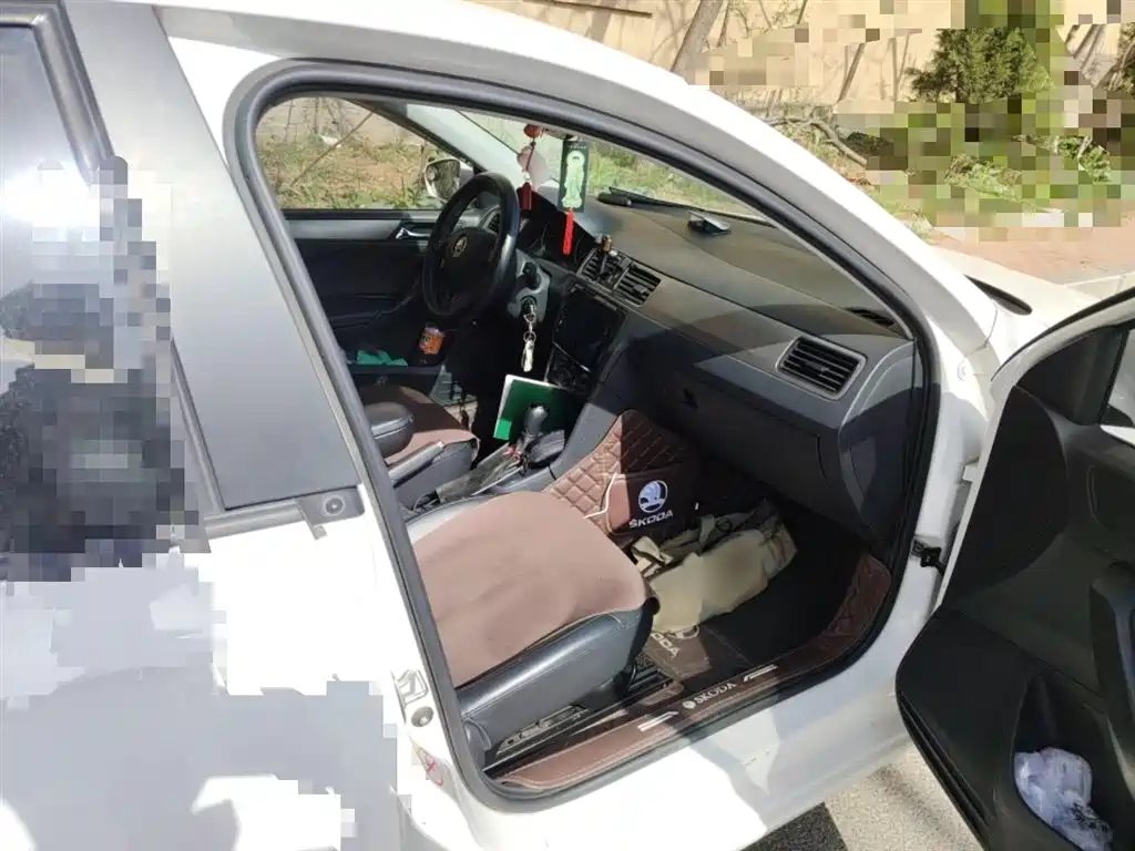 Škoda Skoda Rapid Spaceback 2014 1.6L Automatic Joy Edition фото 22
