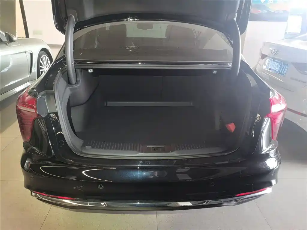 Hongqi H5 2024 2.0T Automatic Smart Connect Flag Smooth Edition фото 17
