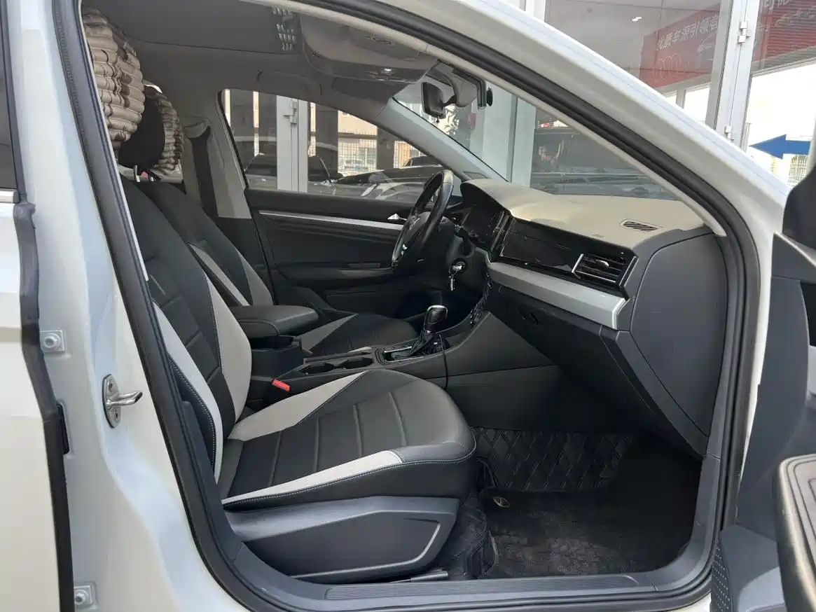 VOLKSWAGEN BORA PURE ELECTRIC