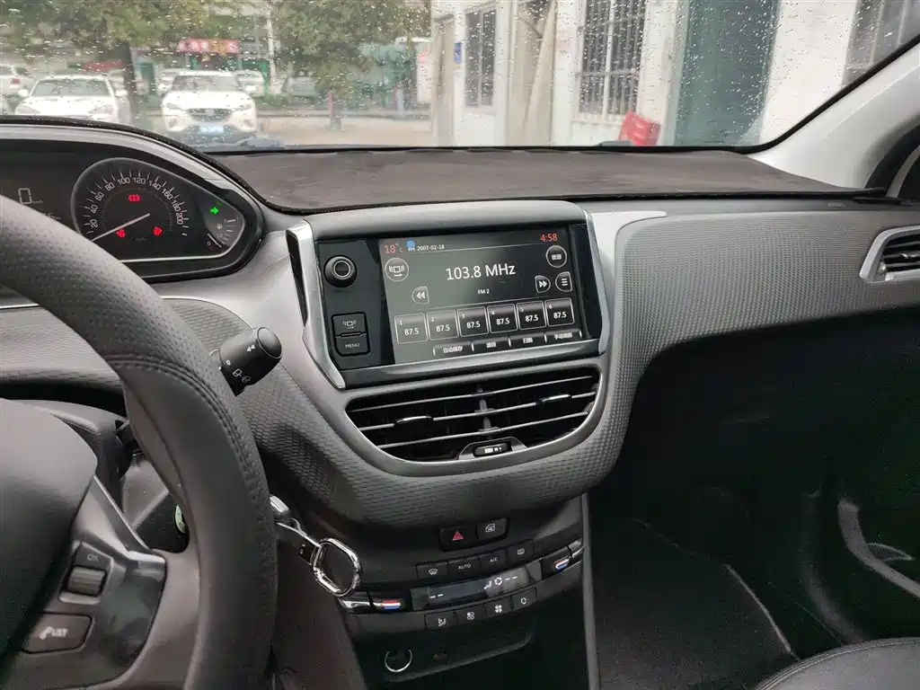 Peugeot 2008 2014 1.6L Manual Fashion Edition фото 5