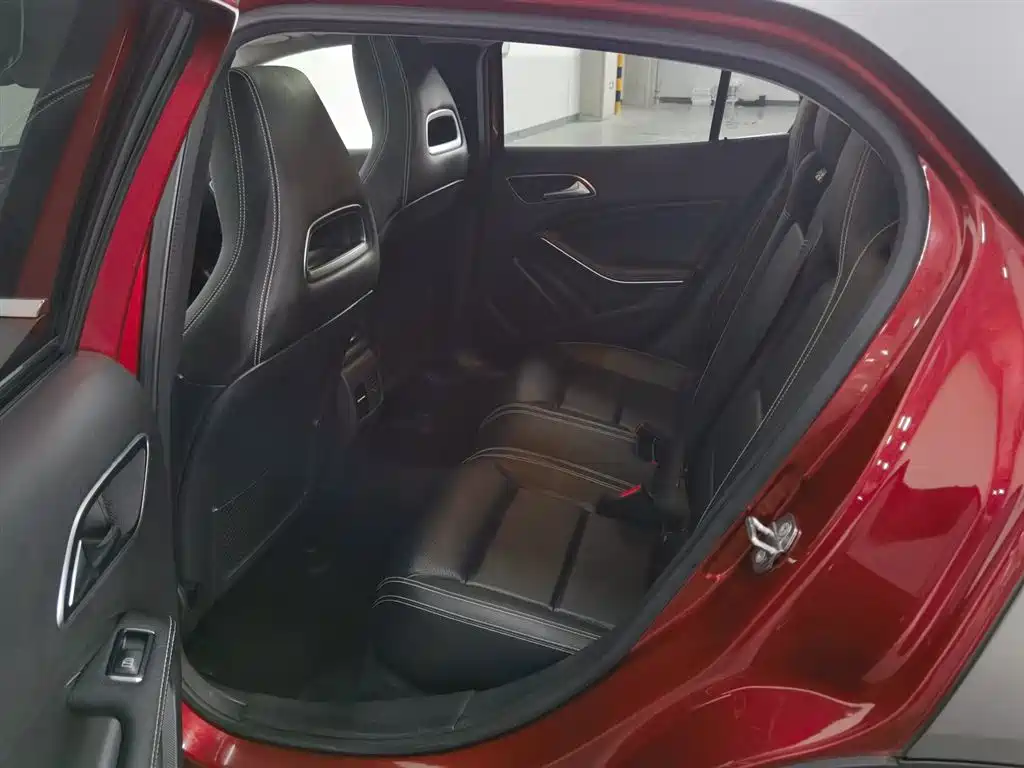 Mercedes-Benz GLA 2018 GLA 200 Dynamic фото 15