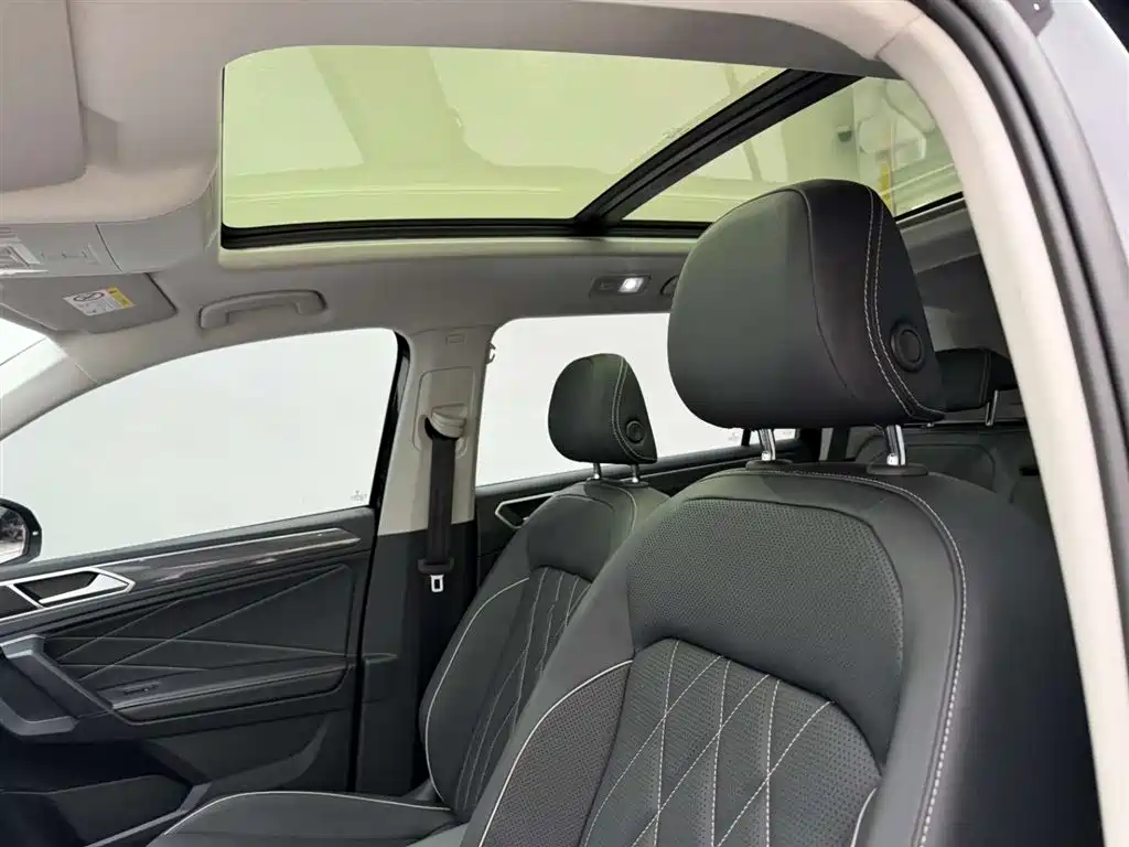 Volkswagen Tiguan L 2024 330TSI Automatic 2WD R-Line Premium Enjoyment Edition фото 16