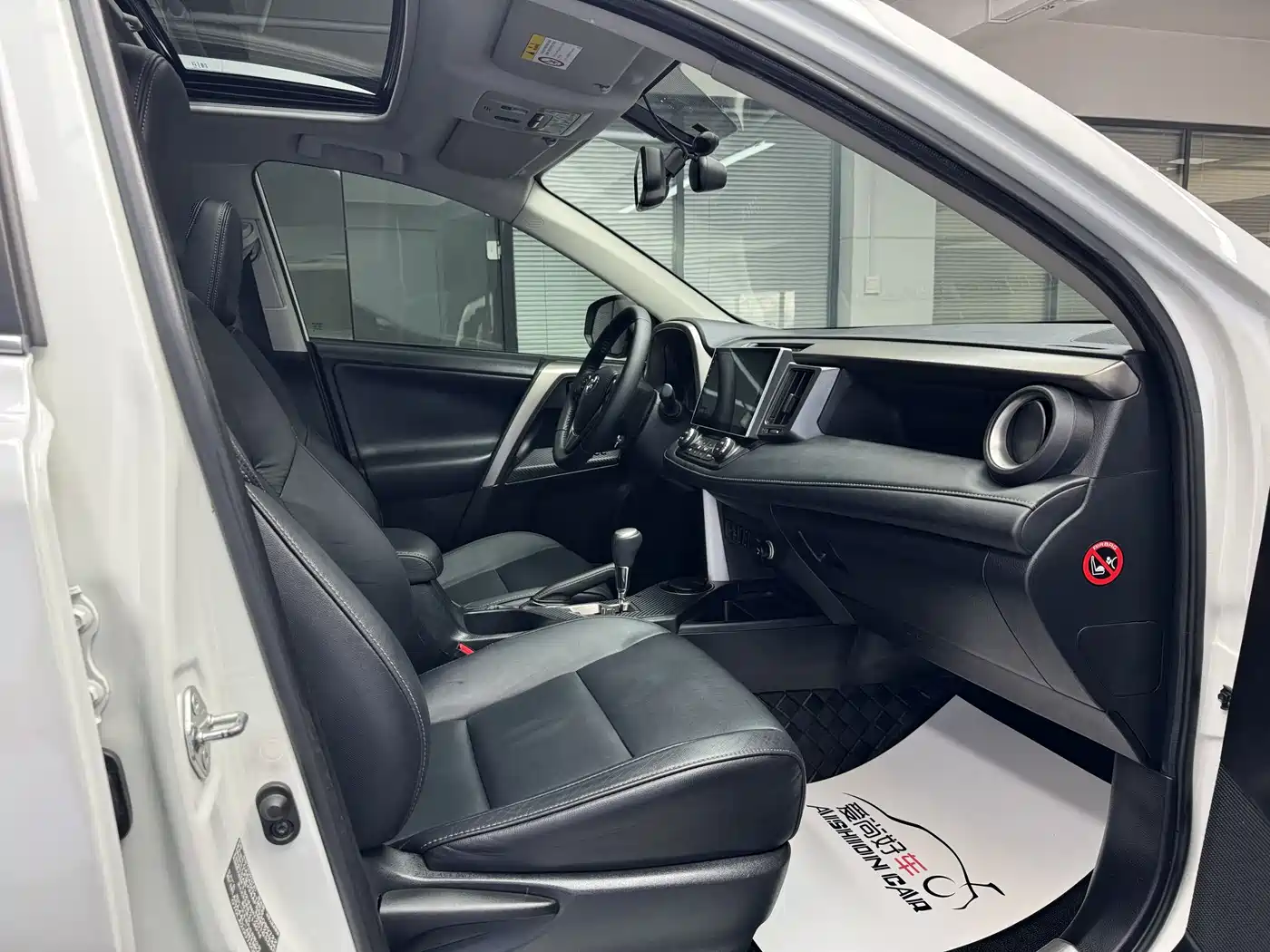 Toyota RAV4 Rongfang 2015 2.5L Automatic 4WD Elite Edition фото 11