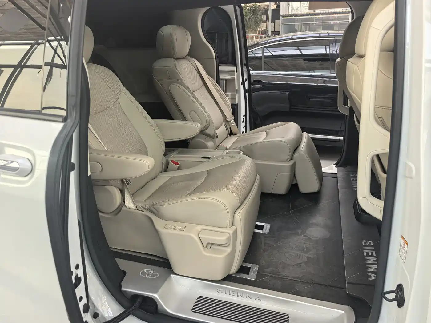 Toyota Sienna 2023 2.5L Hybrid Ultimate Edition фото 7