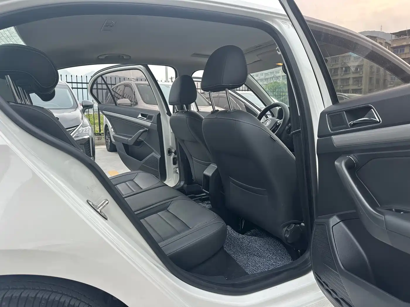 Volkswagen Lavida 2017 1.6L Automatic Comfort Edition фото 8