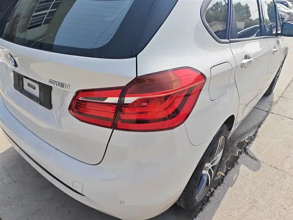BMW 2 Series Touring 2016 218i Sport Design Package фото 24