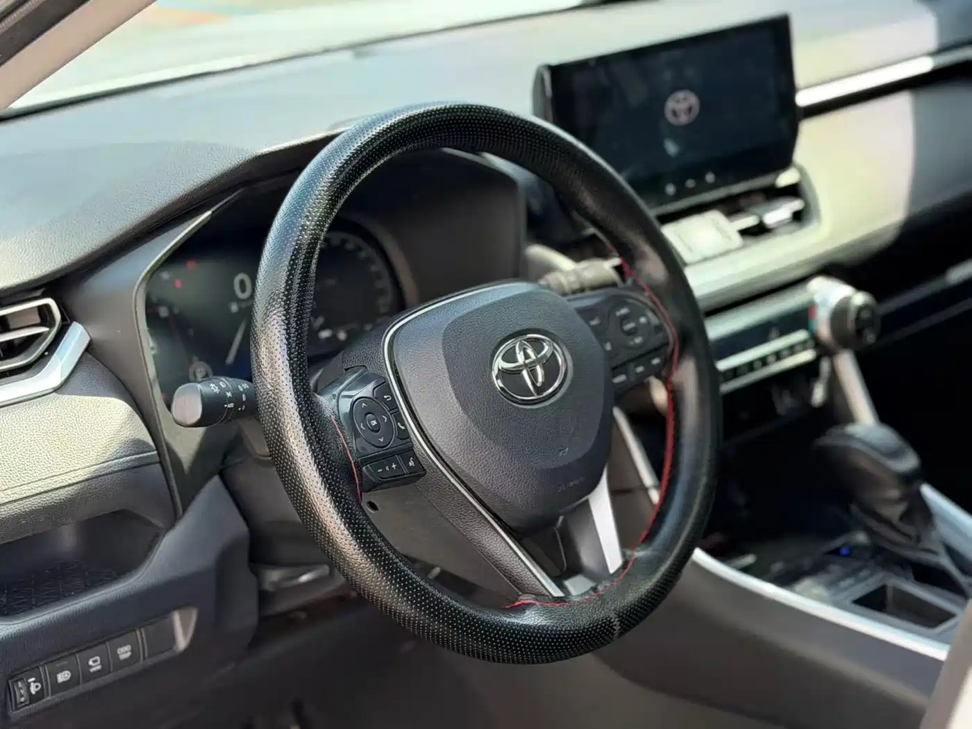 Toyota RAV4 Rongfang 2023 2.0L CVT 2WD 20th Anniversary Platinum Edition фото 5