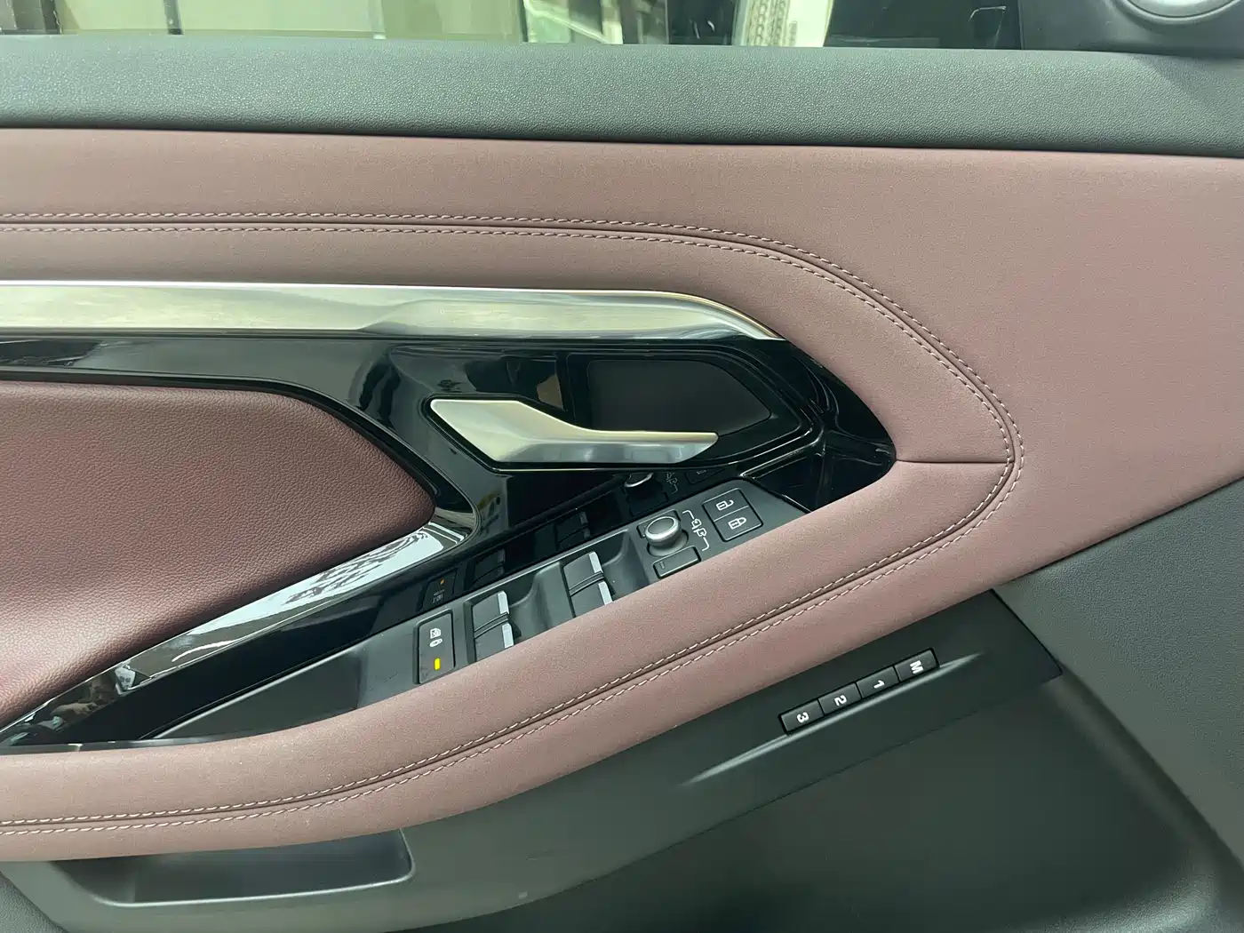Land Rover Range Rover Evoque New Energy 2023 Range Rover Evoque L P300e Plug-in Hybrid Edition фото 19