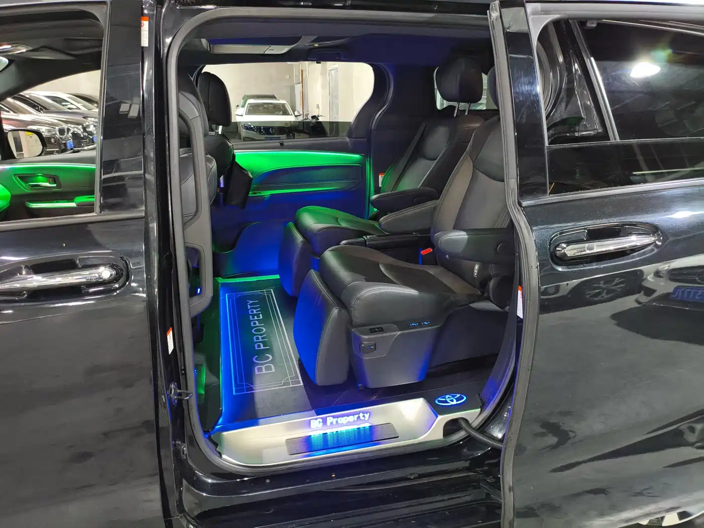 Toyota Granvia 2023 2022 Model Year 2.5L Hybrid Flagship Edition